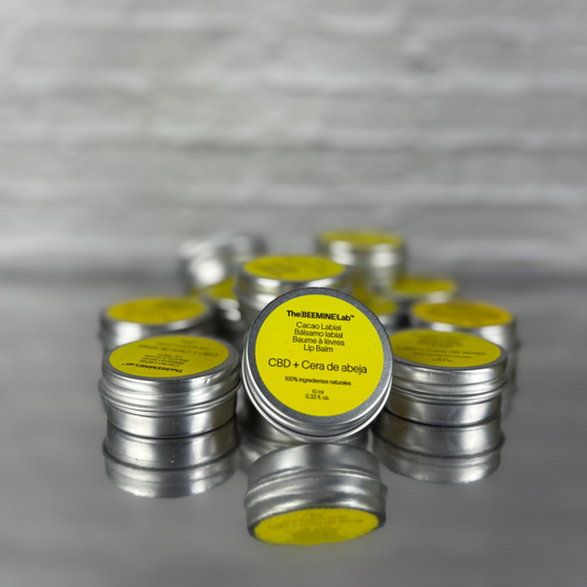Cacao labial con CBD y miel Beemine – bálsamo reparador natural para labios (10 ml)